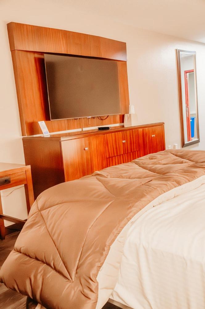 Double Room with Two Double Beds - Non-Smoking at Country Garden & Suites, photo 3