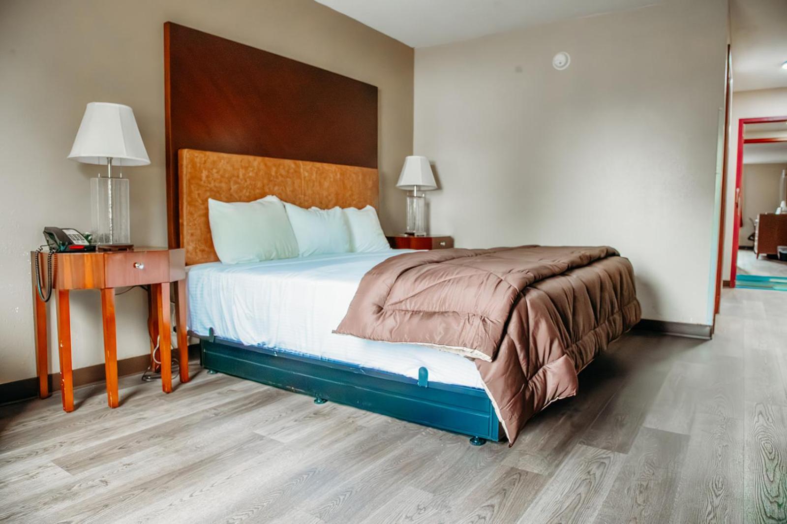 1 KING BED ACCESSIBLE SUITE NONSMOKING